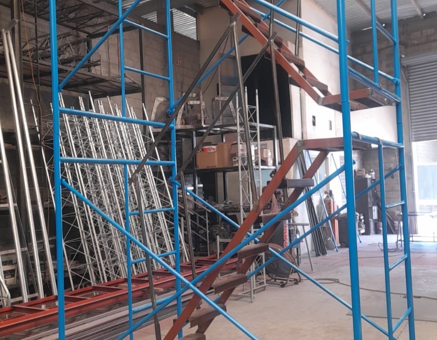 Andamio de marco y cruceta con escalera interna, en el taller de ANDEMEX