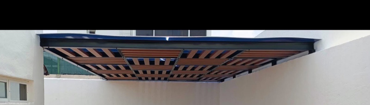 Pérgola sobre jardín