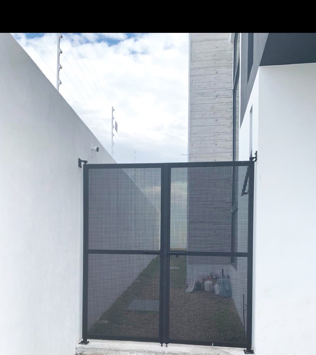 Puerta de lámina multiperforada