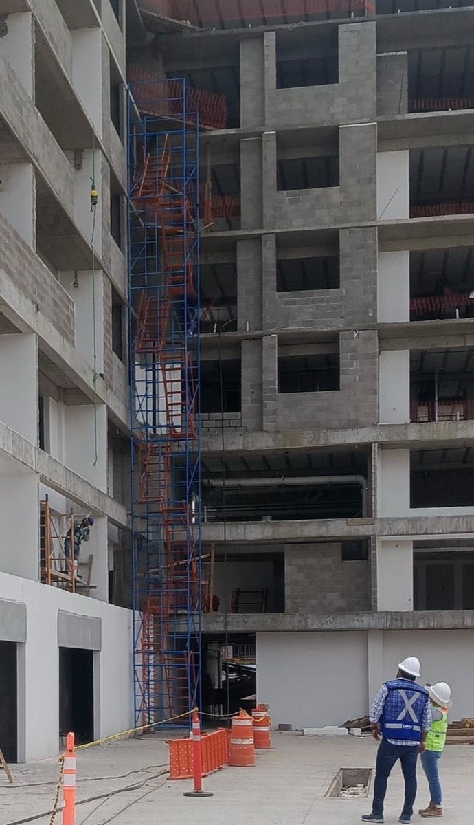 Torre de ocho cuerpos con escaleras